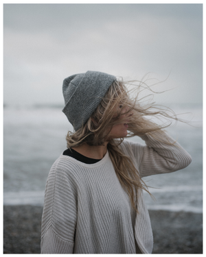 Kvinna vid havet vit ram.png__PID:3c522881-8e3e-4807-b739-9e19ef561874